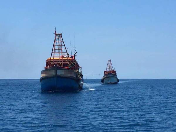 Dua buah bot nelayan Vietnam ditunda ke jeti APMM Kelantan untuk siasatan lanjut.