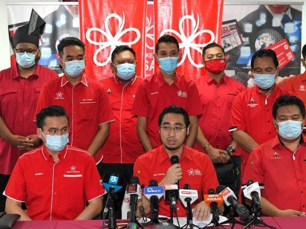 Wan Ahmad Fayhsal (duduk di tengah) bercakap pada sidang akhbar hari ini selepas tamat pemilihan barisan kepimpinan Armada semalam di Ibu Pejabat Bersatu Menara Yayasan Selangor Petaling Jaya. Turut hadir, Naib Ketua Armada, Ceasar Mandela Malakun (duduk di kiri) dan Ketua Armada Sepanggar, Abqaree Fawwaz Abekan (duduk di kanan). - Foto Bernama