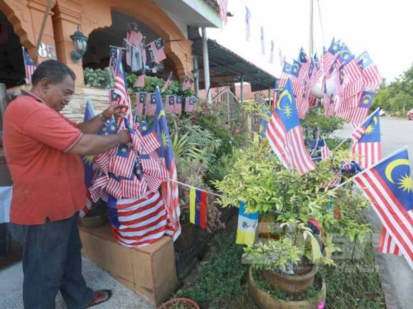 Md Amin memasang Jalur Gemilang di rumahnya setiap kali tiba bulan kemerdekaan.