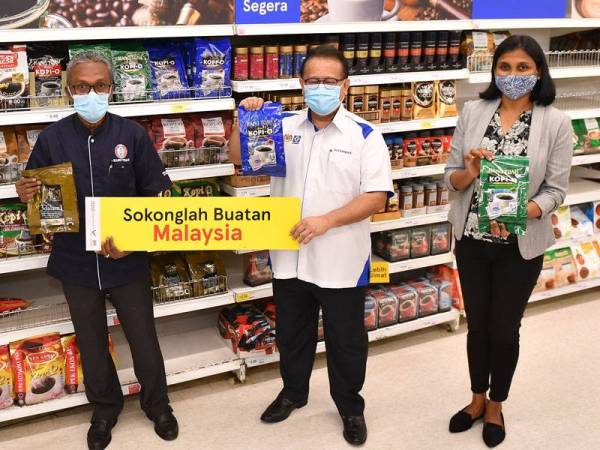 Dari kiri: Pengurus Pemasaran Syarikat Hang Tuah Sdn Bhd, Abdul Karim Abdul Muthaliff, Alexander dan Sushmita Paul pada pelancaran Jualan Malaysia dan Kempen Beli Barangan Malaysia Peringkat Negeri Selangor di Tesco Extra Mutiara Damansara pada Sabtu lalu.