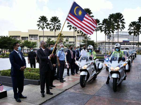 Ismail Sabri melepaskan para peserta konvoi yang membawa Jalur Gemilang sempena Perhimpunan Bulanan dan Majlis Pelancaran Kempen Kibar Jalur Gemilang sempena Bulan Kebangsaan dan Kempen Pembudayaan Normal Baharu Peringkat Kementerian Pertahanan 2020 di Wisma Pertahanan, Kuala Lumpur hari ini. - Foto Bernama