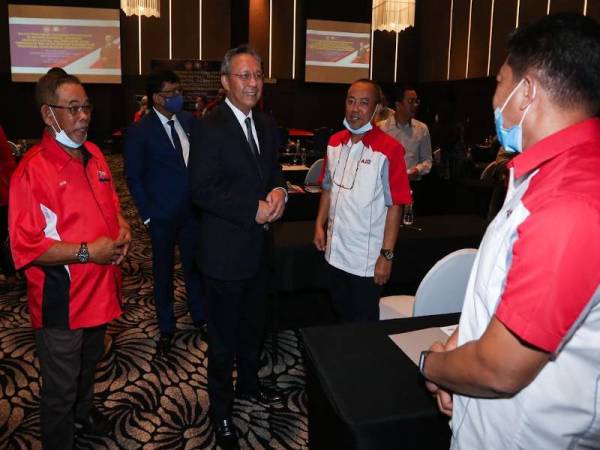 Hasni (tengah) beramah mesra dengan wakil-wakil bank dalam Majlis Perasmian Padanan Perniagaan di Antara Koperasi-koperasi, Venture Capital, GLC dan Bank-bank Tempatan di Malaysia Dengan Konsortium Penternak Ayam Muslim Berhad (KPAM) di Hotel Thistle, Johor Bahru, hari ini.