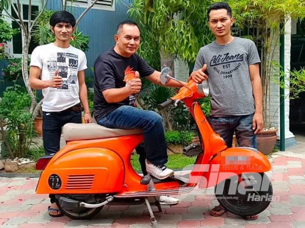 Tuan Mohd Arif (tengah) berkongsi minat yang sama dengan anak-anak lelakinya.