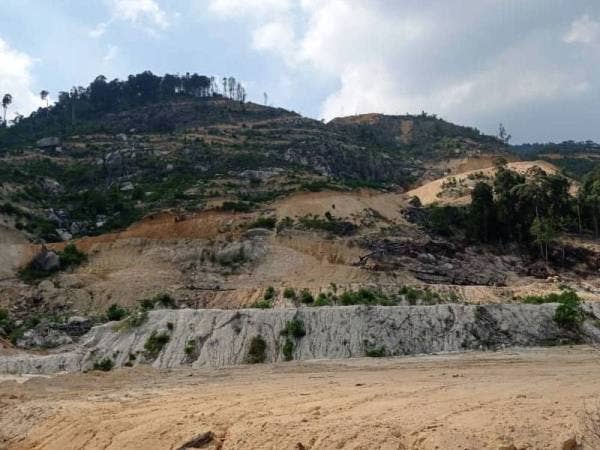 Ekosistem hutan dimusnahkan sebelum kegiatan kuari beroperasi di HS Segari Melintang, Manjung. Foto: Sahabat Alam Malaysia