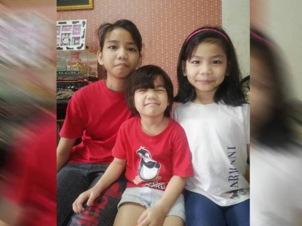 Illy (kiri) bersama dua adiknya, An Nur Aquesha (kanan) dan Nur Amera merayu ibu kandung mereka, Judith Ramayra datang berjumpa mereka selepas lima tahun menghilangkan diri.