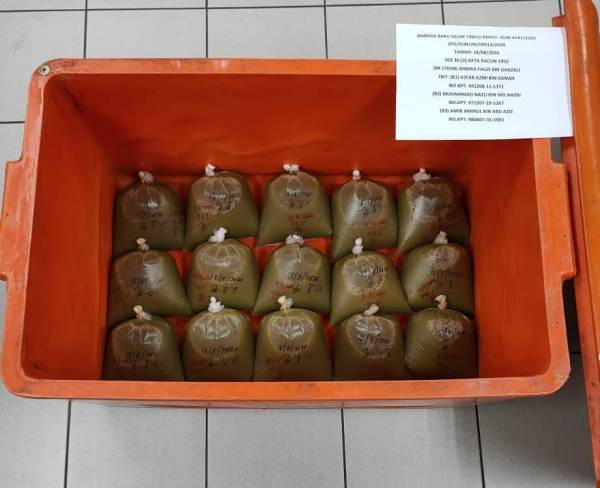 Antara barang yang dirampas dalam serbuan di Bandar Baru Salak Tinggi, Sepang, tengah malam tadi.