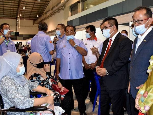 Sulaiman (tiga dari kanan) beramah mesra dengan peserta karnival yang hadir untuk sesi temuduga pekerjaan pada Karnival Penjana Kerjaya 'Melaka Careertrans 2020' hari ini. - Foto Bernama