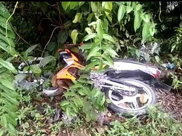 Motosikal mangsa ditemui tersadai dalam belukar oleh orang awam.