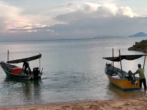 Antara nelayan pesisir pantai yang turun ke laut di Pantai Mengabang Telipot, Seberang Takir, Kuala Nerus.