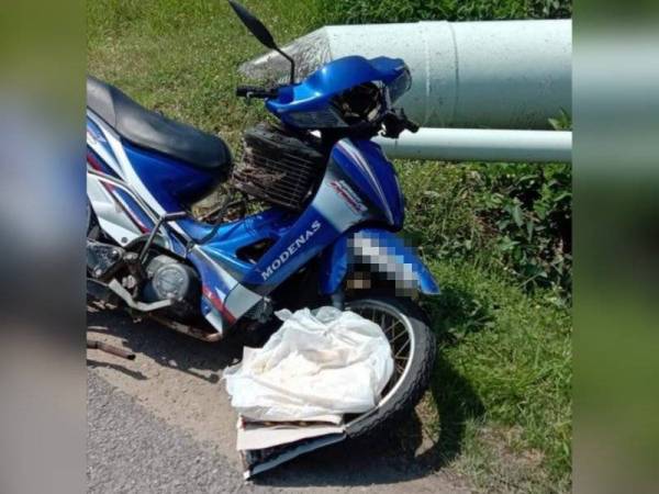Motosikal ditunggang mangsa rosak teruk dalam kemalangan di simpang empat di Kilometer 66 Jalan Klang - Teluk Intan, di sini semalam.