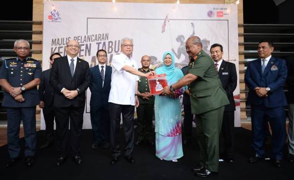 Penaung Kempen Tabung Pahlawan, Puan Sri Norainee Abdul Rahman (tengah) bersama Menteri Kanan (Keselamatan), Datuk Seri Ismail Sabri Yaakob (tiga dari kiri) melancarkan Kempen Tabung Pahlawan
yang diadakan di Sri Pentas hari ini. Foto Sinar Harian/Rosli Talib