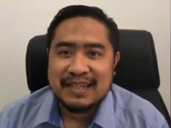 Mohd Fakhrulrazi mengulas mengenai isu pemimpin Amanah yang didakwa bakal lompat parti sewaktu rakaman lintas langsung menerusi Facebook rasmi beliau, hari ini.