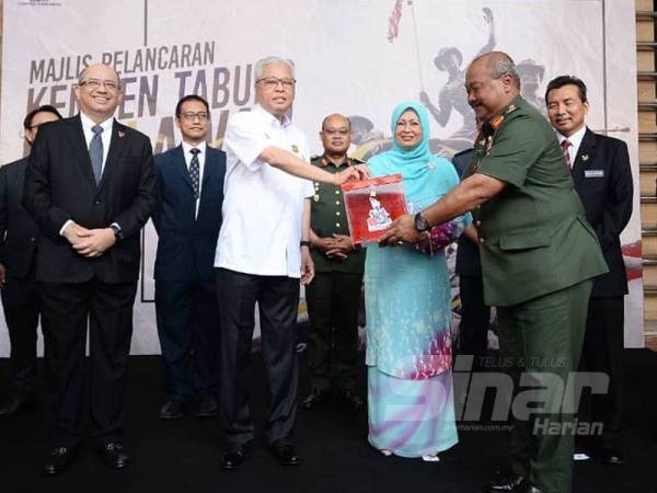 Penaung Kempen Tabung Pahlawan, Puan Sri Norainee Abdul Rahman (tengah) bersama Menteri Kanan Pertahanan, Datuk Seri Ismail Sabri Yaakob (dua dari kiri) melancarkan Kempen Tabung Pahlawan yang diadakan di Sri Pentas. 