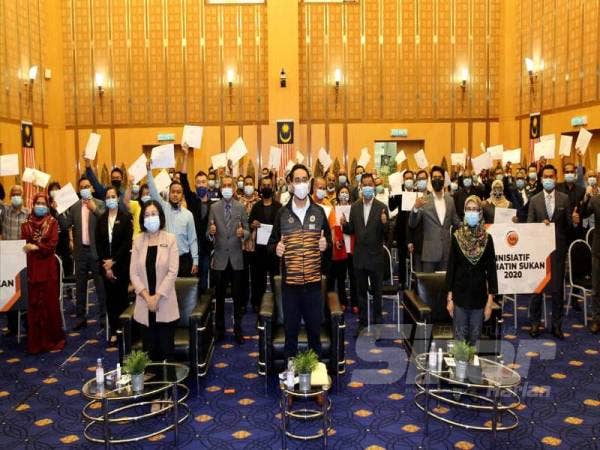 Wan Ahmad Fayhsal bersama para penerima sewaktu Majlis Penyerahan Surat Kelulusan Inisiatif Prihatin Sukan 2020 yang berlangsung di Dean Podium, Menara KBS, Putrajaya hari ini. - FOTO ASRIL ASWANDI SHUKOR 