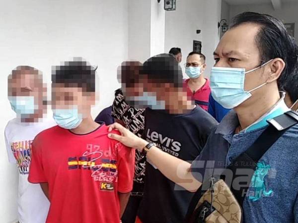 Tiga anggota Geng Syam Labi direman tujuh hari bermula hari ini bagi membantu siasatan.