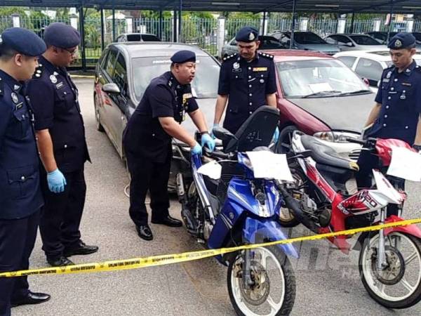Azhar (tengah) menunjukkan rampasan kenderaan dipercayai hasil kegiatan curi ahli Geng Syam Labi selepas sidang media di Ibu Pejabat Polis Daerah Kulim hari ini.