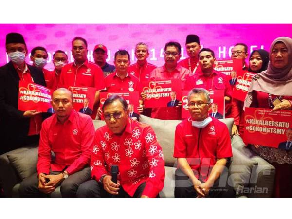 Abdul Rashid (duduk, tengah) pada sidang akhbar Majlis Perasmian Persidangan Bahagian Bersatu Negeri Selangor dan Majlis Ramah Mesra Bersama Calon-calon Pemilihan Bersatu Penggal 2019-2022 di Wyndham Acmar Hotel, Klang malam ini.