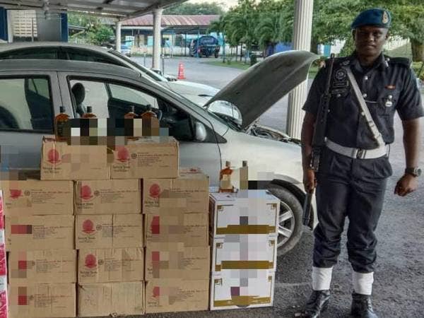 Sebanyak 20 kotak besar minuman keras tidak bercukai dirampas PPM Wilayah Dua di dalam sebuah kereta di tepi Jalan Forest City Lebuhraya Tanjung Pelepas, petang semalam.