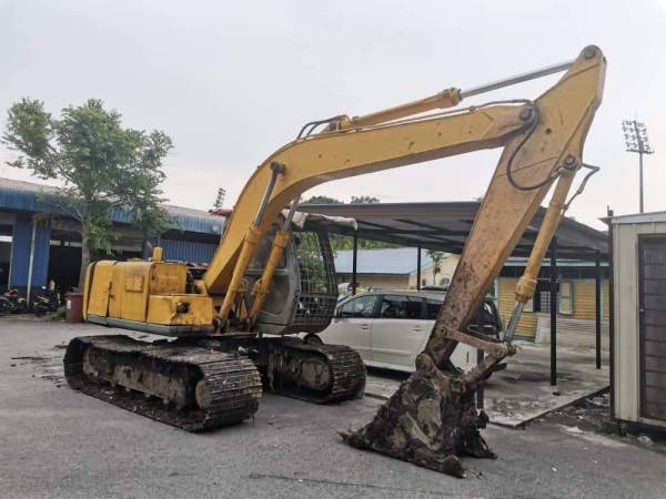 MPKL menyita sebuah tapak pelupusan sampah haram di Kampung Olak Lempit, Banting, semalam. Foto: MPKL