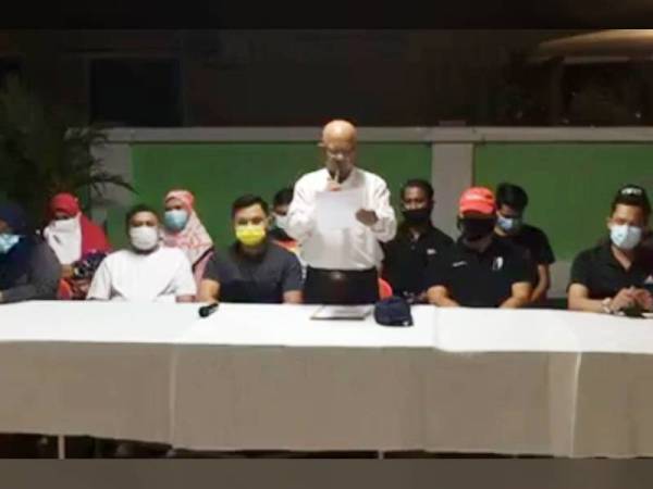 Abdul Rahim mengumumkan lima ketua cawangan Bersatu Bahagian Gopeng keluar parti bersama 462 ahli kerana hilang kepercayaan kepada kepimpinan tertinggi.