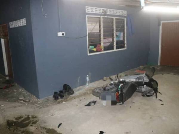 Keadaan rumah dan motosikal yang dirosakkan suspek dalam kejadian petang semalam.