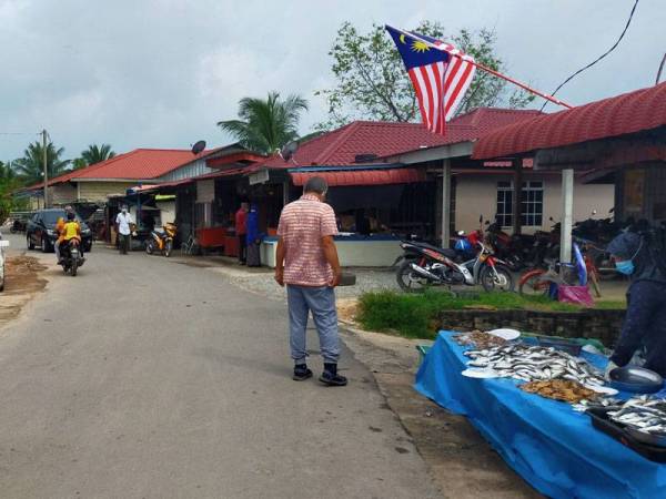 Keadaan di Kuala Sala lengang tanpa pelanggan dari luar sejak tercetusnya Kluster Sala pada Sabtu lalu.