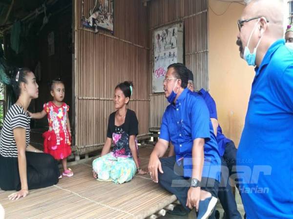 Abdul Rahman (dua dari kanan) bertemu masyarakat orang asli ketika hadir ke Program Ramah Mesra Pemimpin Bersama Masyarakat Orang Asli di Kampung Sungai Teras di sini hari ini. 