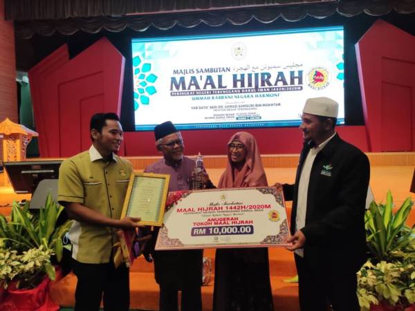 Hussin (dua dari kiri) bersama anak dan isteri selepas diumumkan sebagai Tokoh Maal Hijrah Peringkat Negeri Terengganu tahun 1442/2020 dalam Majlis Sambutan Maal Hijrah di Wisma Darul Iman hari ini.