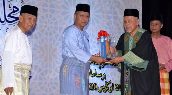 Hasni (tengah) menyampaikan Anugerah Maal Hirah 1441 kepada bekas Mufti Johor, Datuk Mohd Tahrir Samsudin dalam Majlis Sambutan Maal Hijrah Peringkat Negeri Johor 1442/2020 di Pusat Islam Iskandar, Johor Bahru, hari ini.