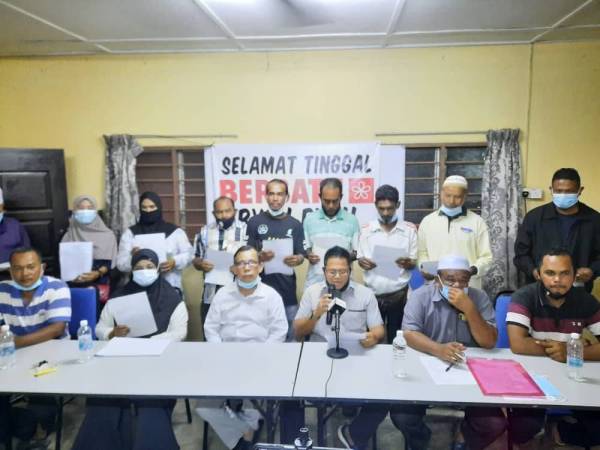 Sebahagian ahli Bersatu Pokok Sena yang mengumumkan keluar parti berkuat kuasa serta merta.