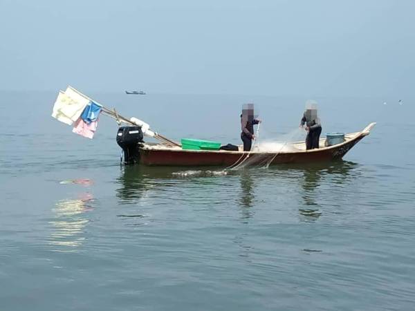 APMM menahan empat bot nelayan dan lapan nelayan warga Indonesia di jarak sekitar 2.0 batu nautika timur Pulau Angsa daripada Pelabuhan Klang semalam.