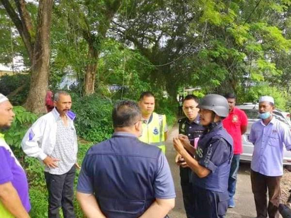 Sepasukan anggota dari Unit Persenjataan (AMRA) Ibu Pejabat Polis Daerah (IPD) dikerah ke lokasi penemuan sebutir bom mortar. -Foto: Ihsan Pembaca