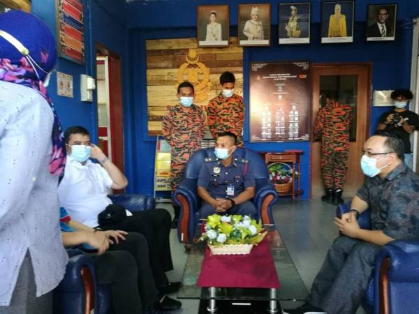 Marzuki (duduk, kiri) dan Amir Khusyairi (kanan) bertemu Ketua BBP Slim River, Mohd Fazrul Azuan Norman dalam lawatan ke BBP Slim River di sini hari ini.