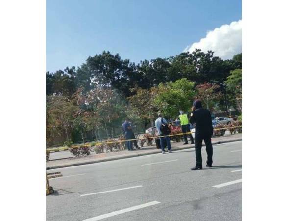 Anggota polis menyoal siasat lelaki berkenaan bagi mendapatkan maklumat terperinci. Foto: Polis Langkawi