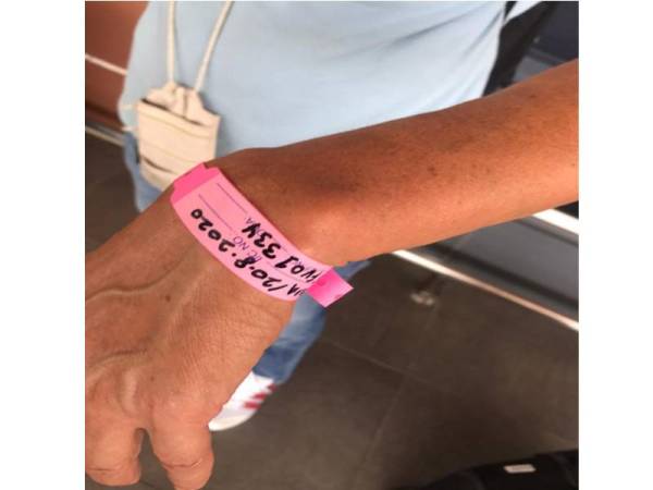 Gelang pink yang dipakai lelaki itu mengesahkan dia perlu dikuarantin di rumahnya di Langkawi. Foto: Polis Langkawi
