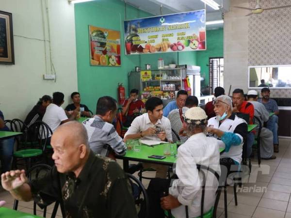 2Syed Saddiq (tengah) bertemu dengan penduduk DUN Slim pada program sarapan bersama rakyat di Sungkai hari ini.