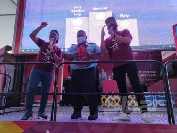 Pemenang aktiviti menerima hadiah berupa produk edisi terhad APEC 2020 di podium.