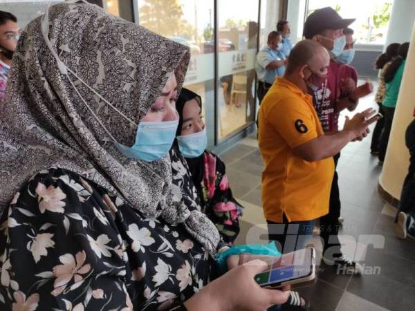 Orang ramai menjawab soalan dikemukakan dalam kuiz trivia APEC.