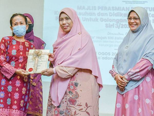 Siti Zailah (dua dari kanan) menyampaikan sijil kepada salah seorang peserta, Koo Ai Chin pada majlis Penutup Kursus Asuhan dan Didikan Awal Kanak-kanak Permata Untuk Golongan B40 dan Ibu Tunggal siri 3/2020 di Kota Bharu hari ini. - Foto Bernama