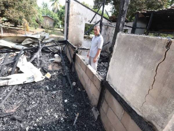 Abd Khalid pasrah apabila rumahnya musnah dalam kebakaran semalam.