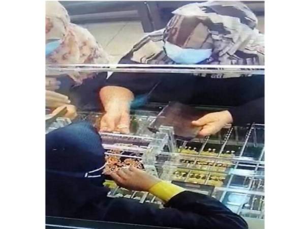 Rakaman video kamera litar tertutup (CCTV) yang menunjukkan dua wanita dipercayai berbangsa Arab yang berpura-pura untuk membeli barang kemas sebelum mencuri tiga utas rantai emas yang dianggarkan bernilai RM24,000 di sebuah kedai emas di Batu Pahat pada Rabu lalu. - Foto Bernama