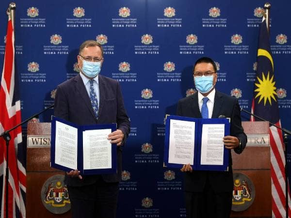 Muhammad Shahrul (kanan) bersama Hay pada Majlis Pertukaran Nota Diplomatik Persefahaman Kerja Dua Hala (BWA) antara Malaysia dan United Kingdom di Wisma Putra, Putrajaya hari ini. - Foto Bernama