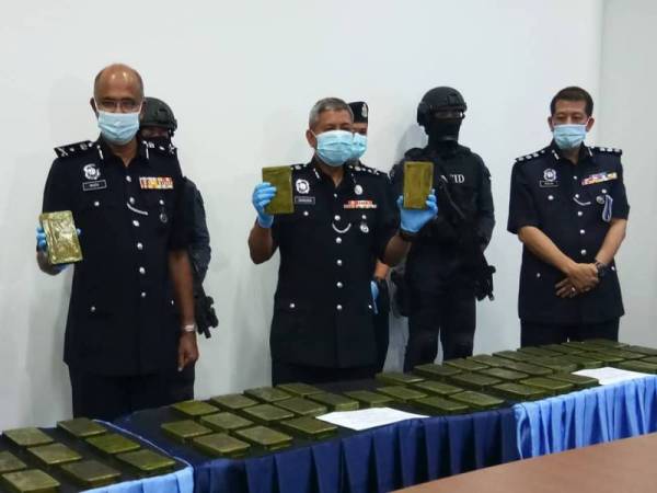 Zainudin (tengah) menunjukkan hasil rampasan.