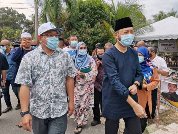 Amir Khusyairi bersama Mukhriz program walkabout culaan dan ziarah di Felda Gunung Besout 1 hari ini.