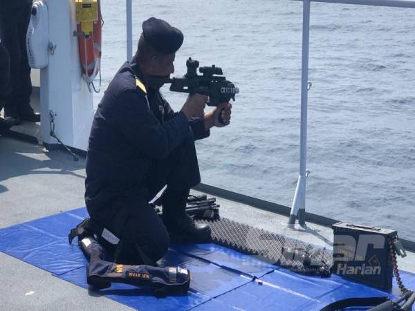 Muhd Nur Syam menyertai latihan berkala bersama anggota APMM Kelantan bagi memantapkan kemahiran menembak dalam melaksanakan tugasan menjaga keamanan di perairan negara. 