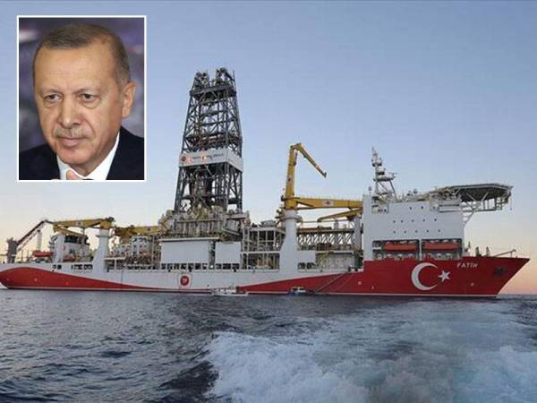 Kapal penggerudian pertama Turki, Fatih itu memulakan kerja penerokaan sumber gas asli di Laut Hitam pada 20 Julai lalu. Gambar kecil: Erdogan. - Foto Agensi