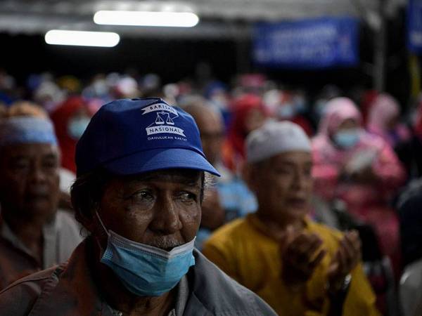 Sebahagian penyokong BN yang lengkap berpelitup muka menghadiri kempen parti sempena PRK DUN Slim pada Rabu lalu.