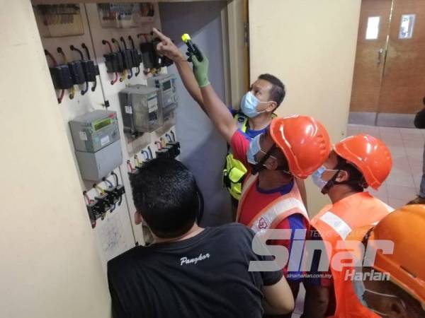 Operasi Bersepadu sepasukan polis dan TNB bertindak memotong bekalan elektrik ke atas premis yang beroperasi menjalankan kegiatan judi online.