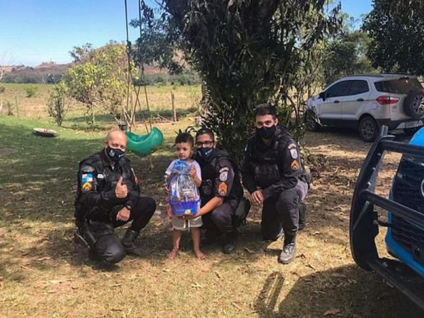 Arthur menerima penghargaan daripada polis. - Foto Daily Mail