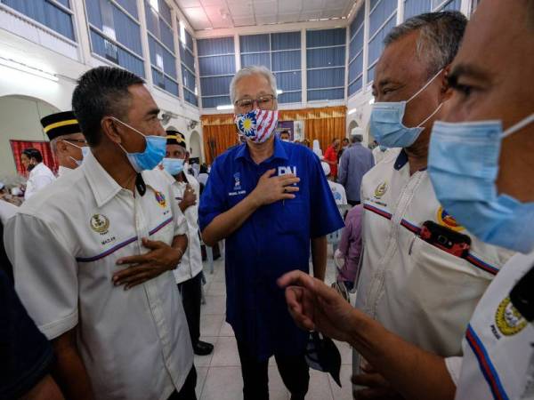Menteri Kanan (Kluster Keselamatan) Datuk Seri Ismail Sabri Yaakob yang juga Ahli Parlimen Bera (tengah) beramah mesra bersama Veteran ATM ketika hadir di majlis bersama Veteran Angkatan Tentera sempena Pilihan Raya Kecil (PRK) Dewan Undangan Negeri (DUN) Slim di Dewan Felda Gunung Besout 2 hari ini. - Foto Bernama